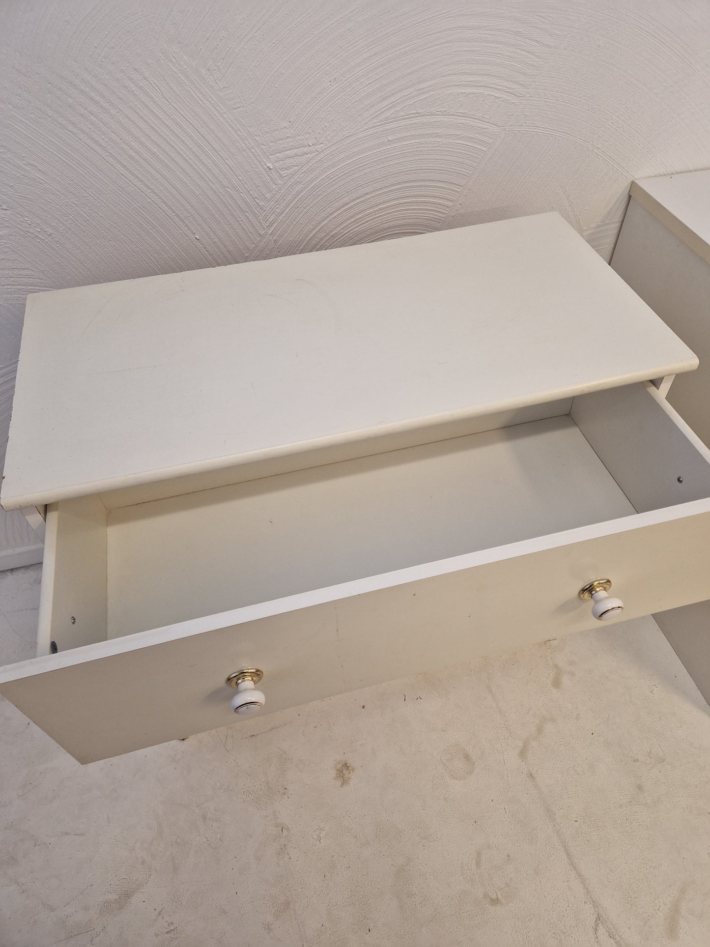 Byrå, vit med 3 lådor.