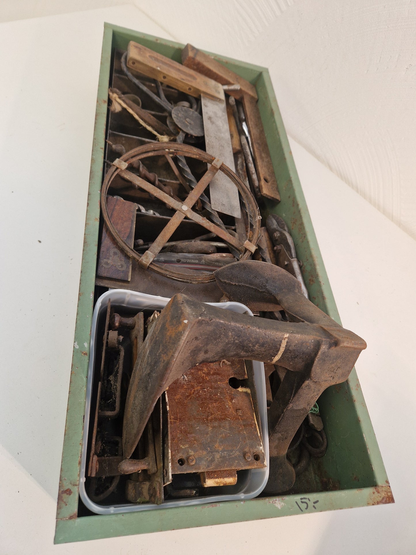 Allmogeverktyg och låskistor