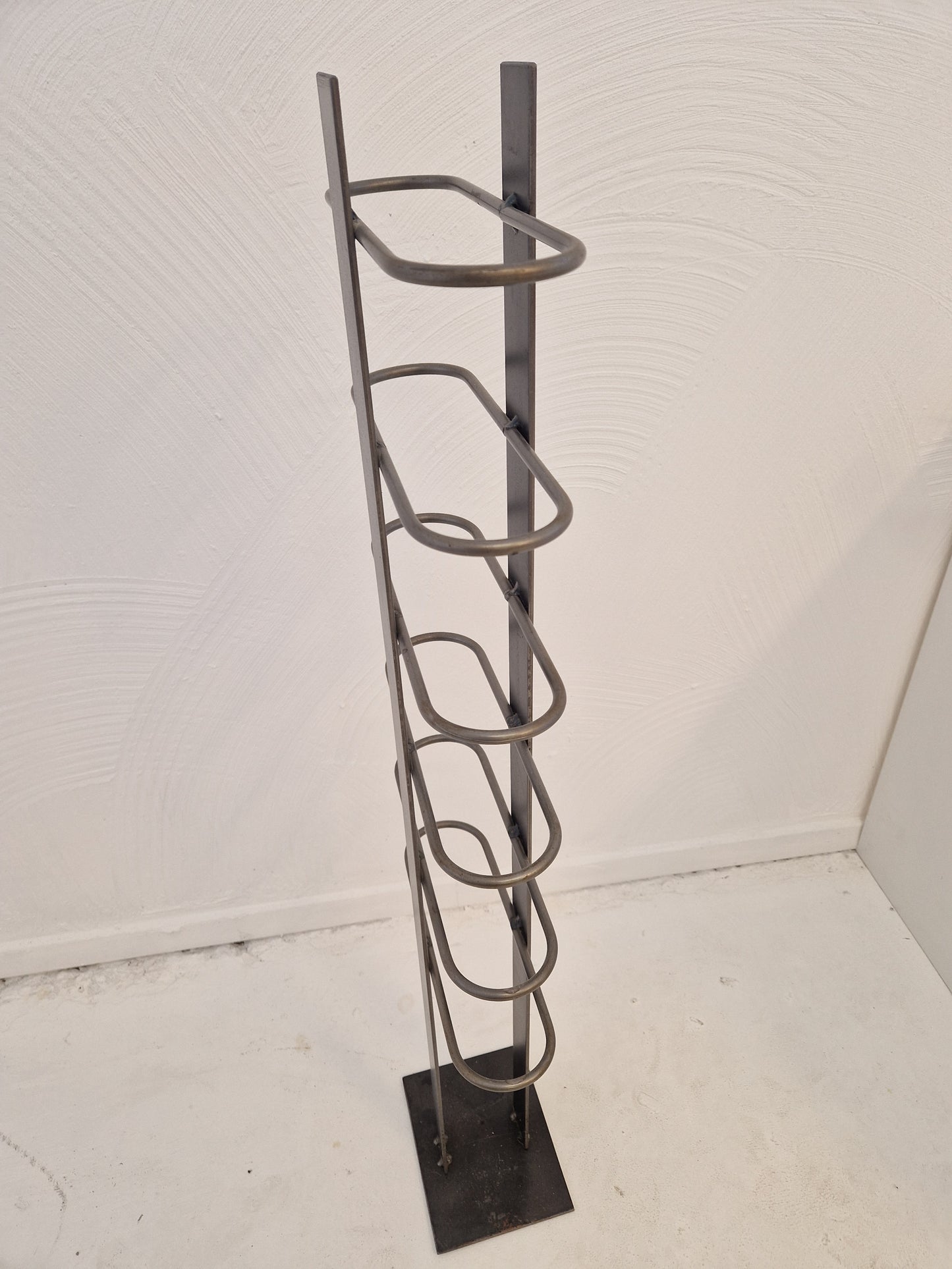 Vinställ i smide för 6 flaskor