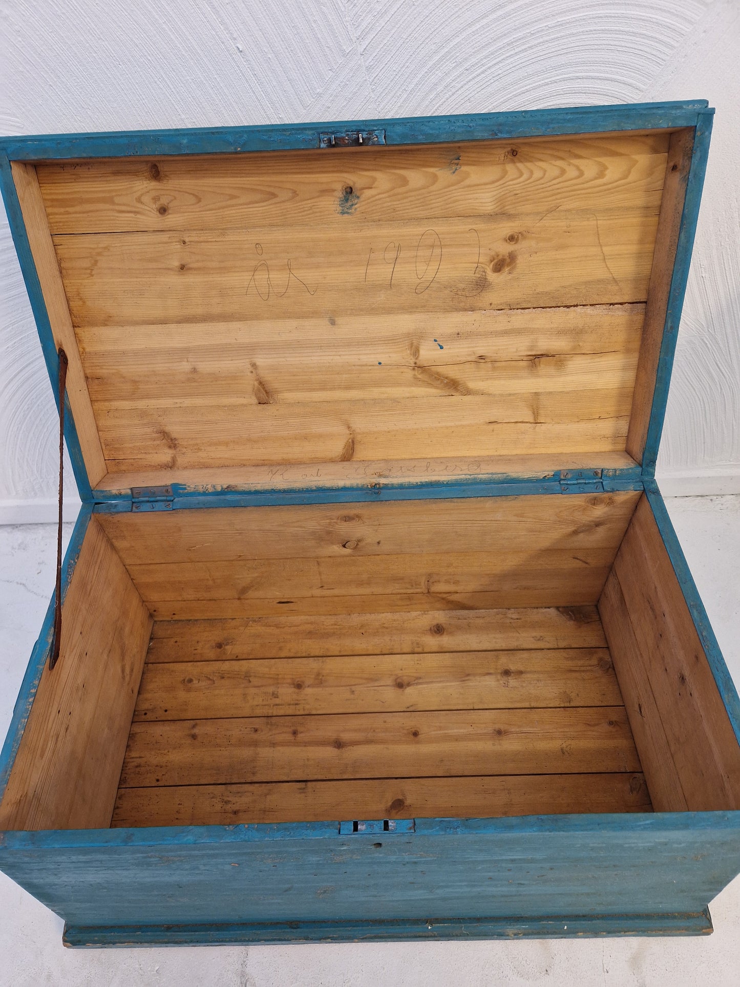 Kista med lås som saknar nyckel.