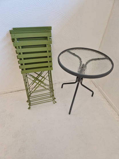 Cafébord med fyra klaffstolar