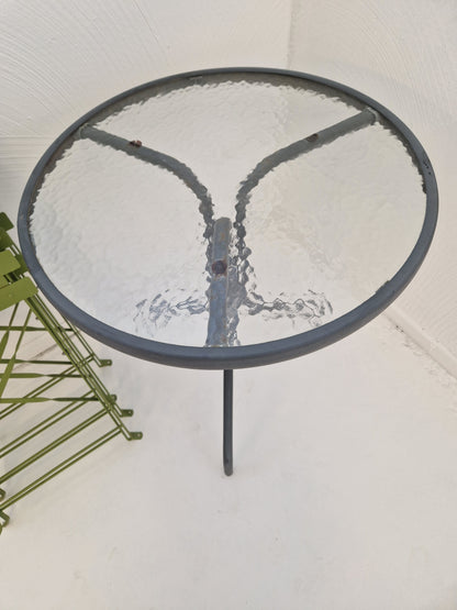 Cafébord med fyra klaffstolar