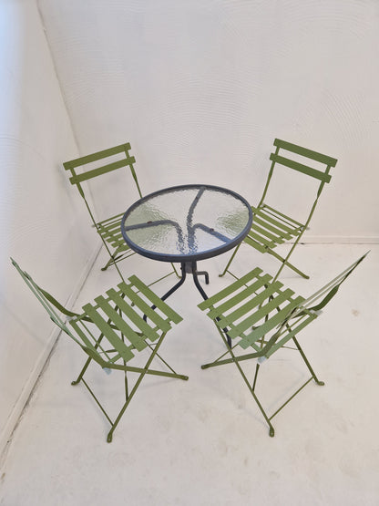 Cafébord med fyra klaffstolar