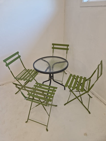 Cafébord med fyra klaffstolar