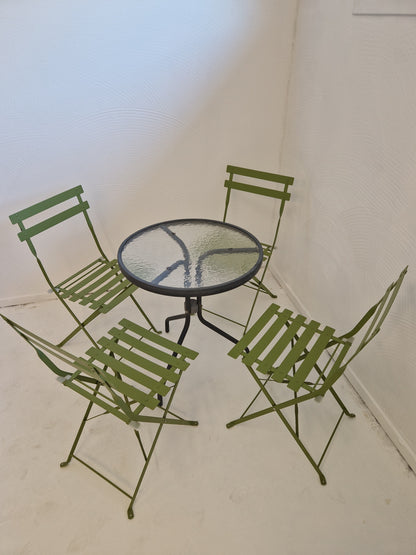 Cafébord med fyra klaffstolar