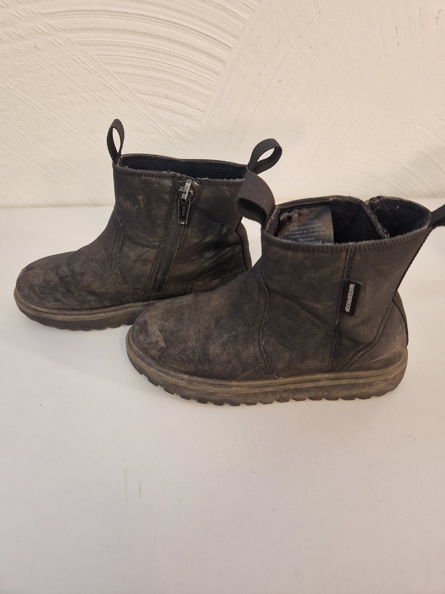 Stövlar och kängor stl. 26, 28 & 29