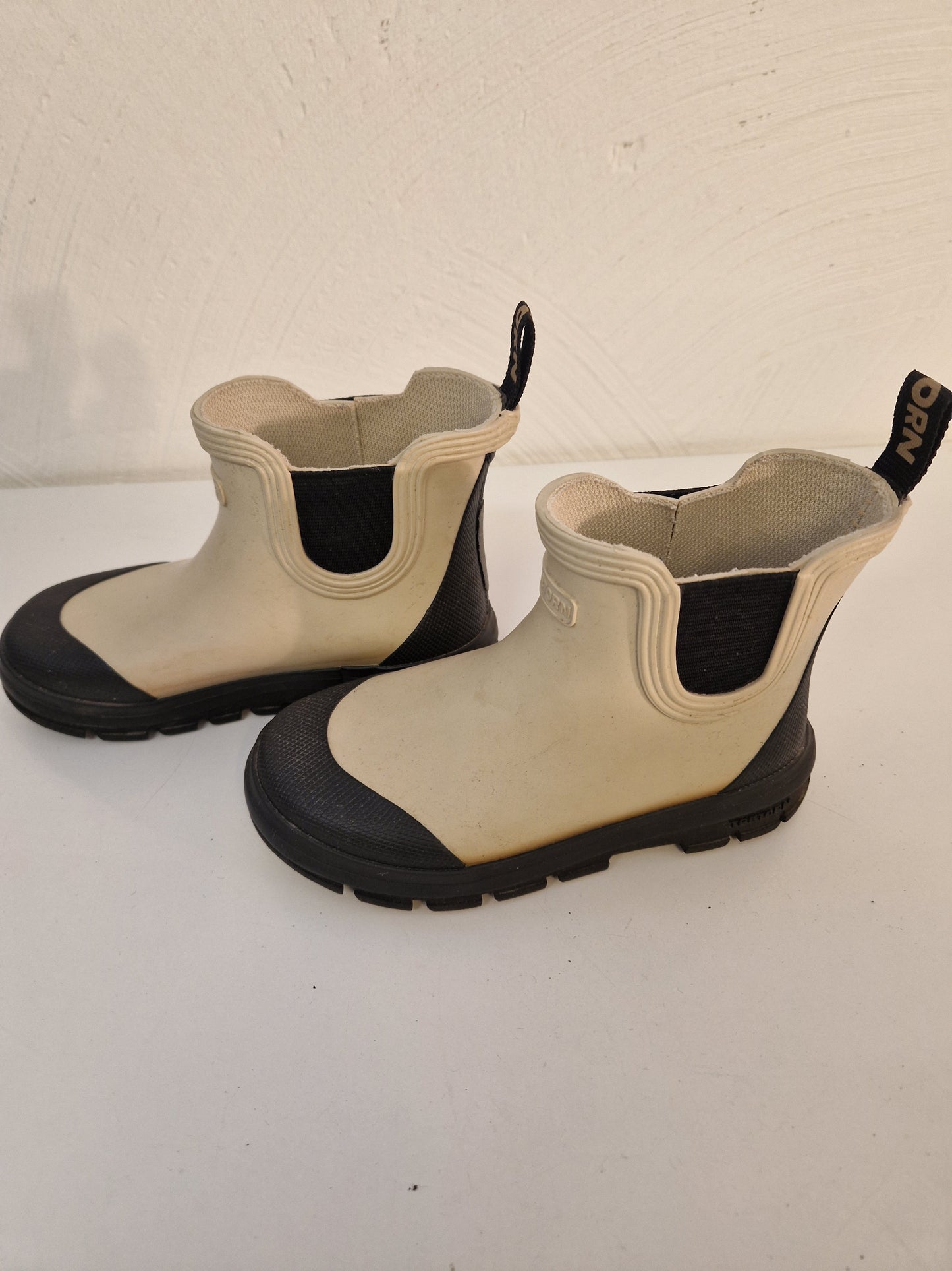 Stövlar och kängor stl. 26, 28 & 29