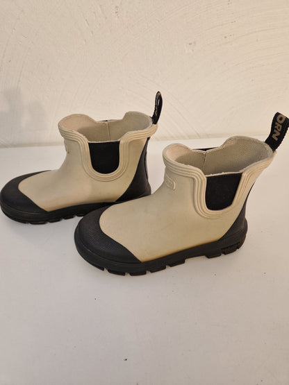 Stövlar och kängor stl. 26, 28 & 29