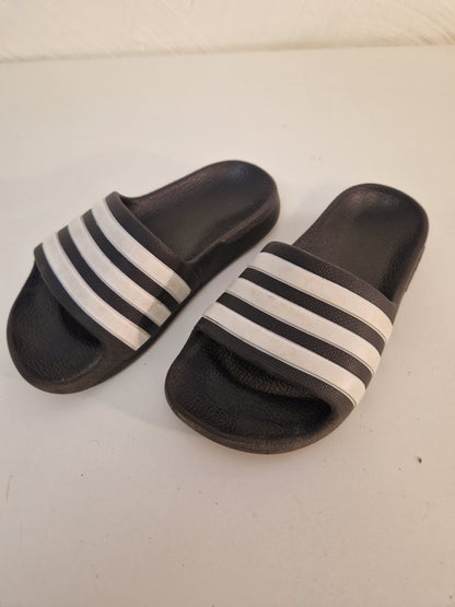 Badskor och sandaler stl. 29, 29 & 29.