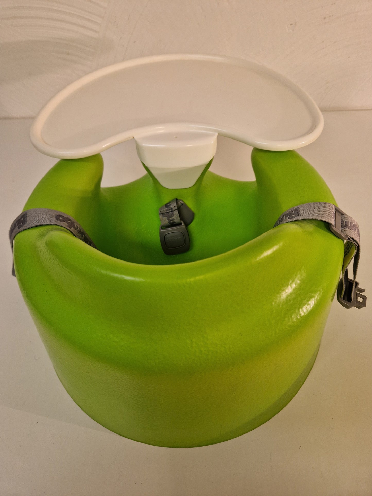 Bumbo barnsits med bord.