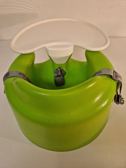 Bumbo barnsits med bord.