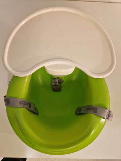 Bumbo barnsits med bord.