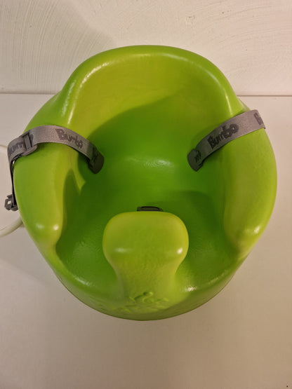 Bumbo barnsits med bord.