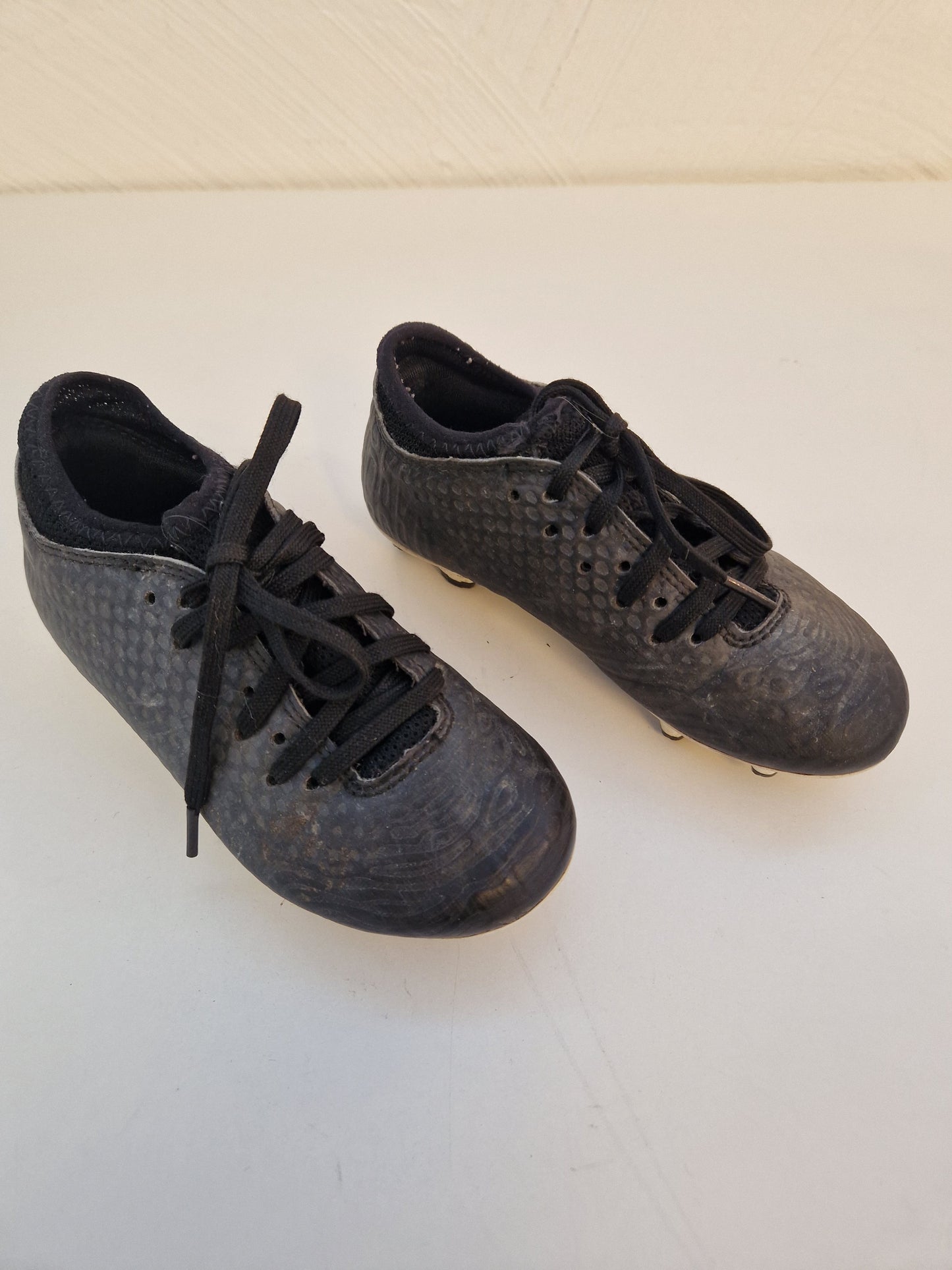 Fotbollsskor och träningsskor stl. 28, 28 & 30.