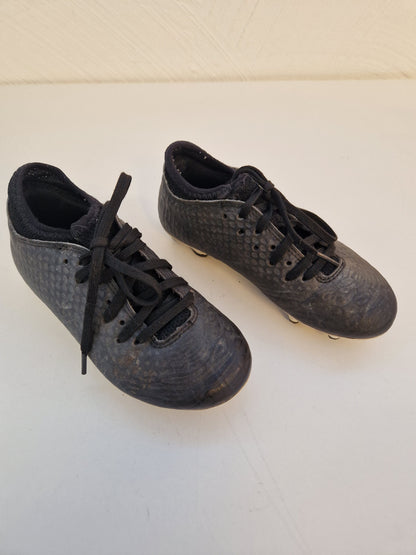 Fotbollsskor och träningsskor stl. 28, 28 & 30.