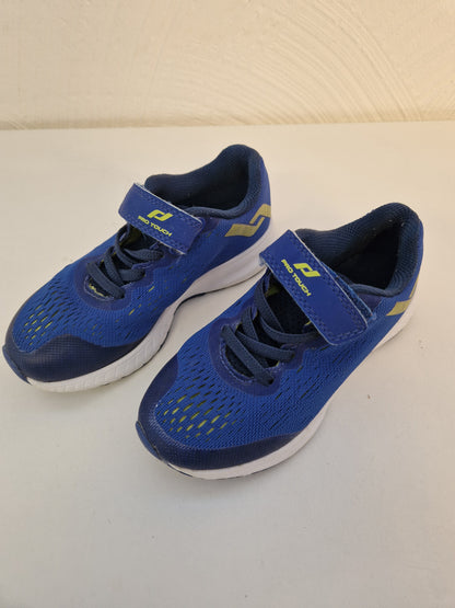 Fotbollsskor och träningsskor stl. 28, 28 & 30.