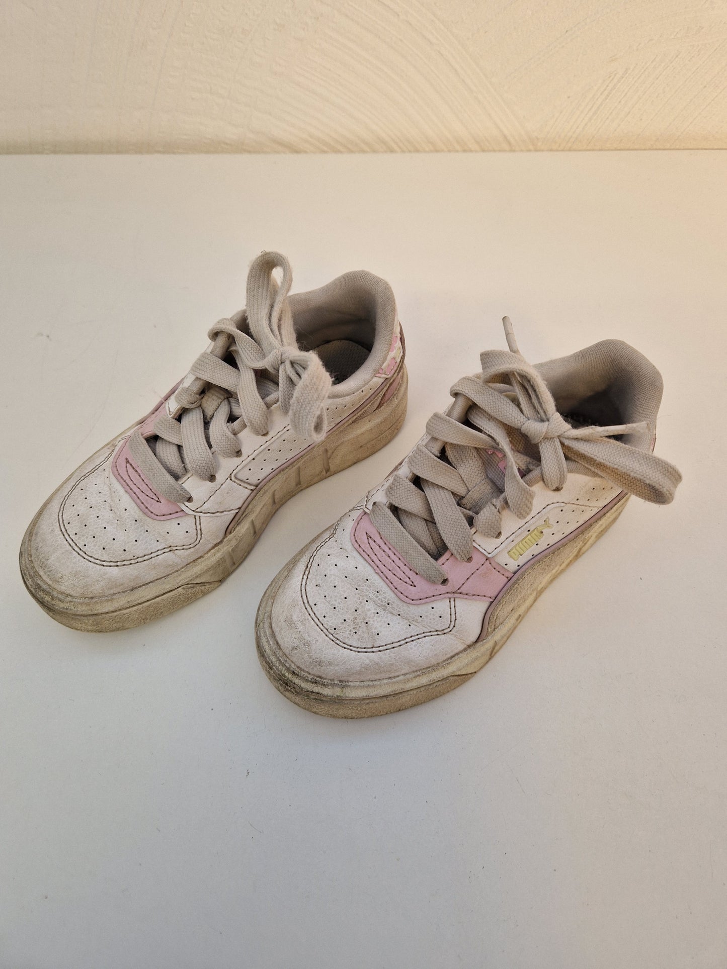 Fotbollsskor och träningsskor stl. 28, 28 & 30.