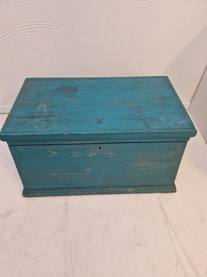 Kista med lås som saknar nyckel.