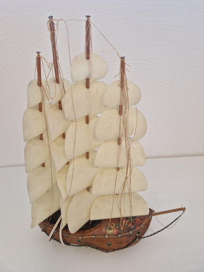 Fyrmastat segelfartyg i form av träsko