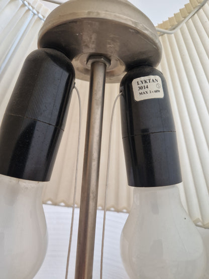 Golvlampa med 2 ljuskällor