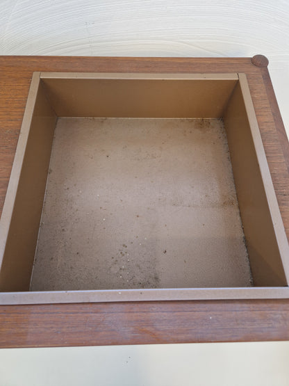 Blombord med plåtlåda