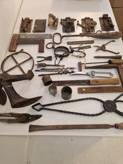 Allmogeverktyg och låskistor