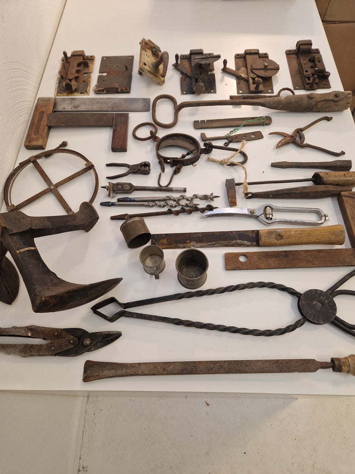 Allmogeverktyg och låskistor