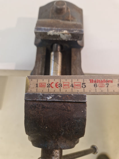 Litet skruvstycke för bordsmontage