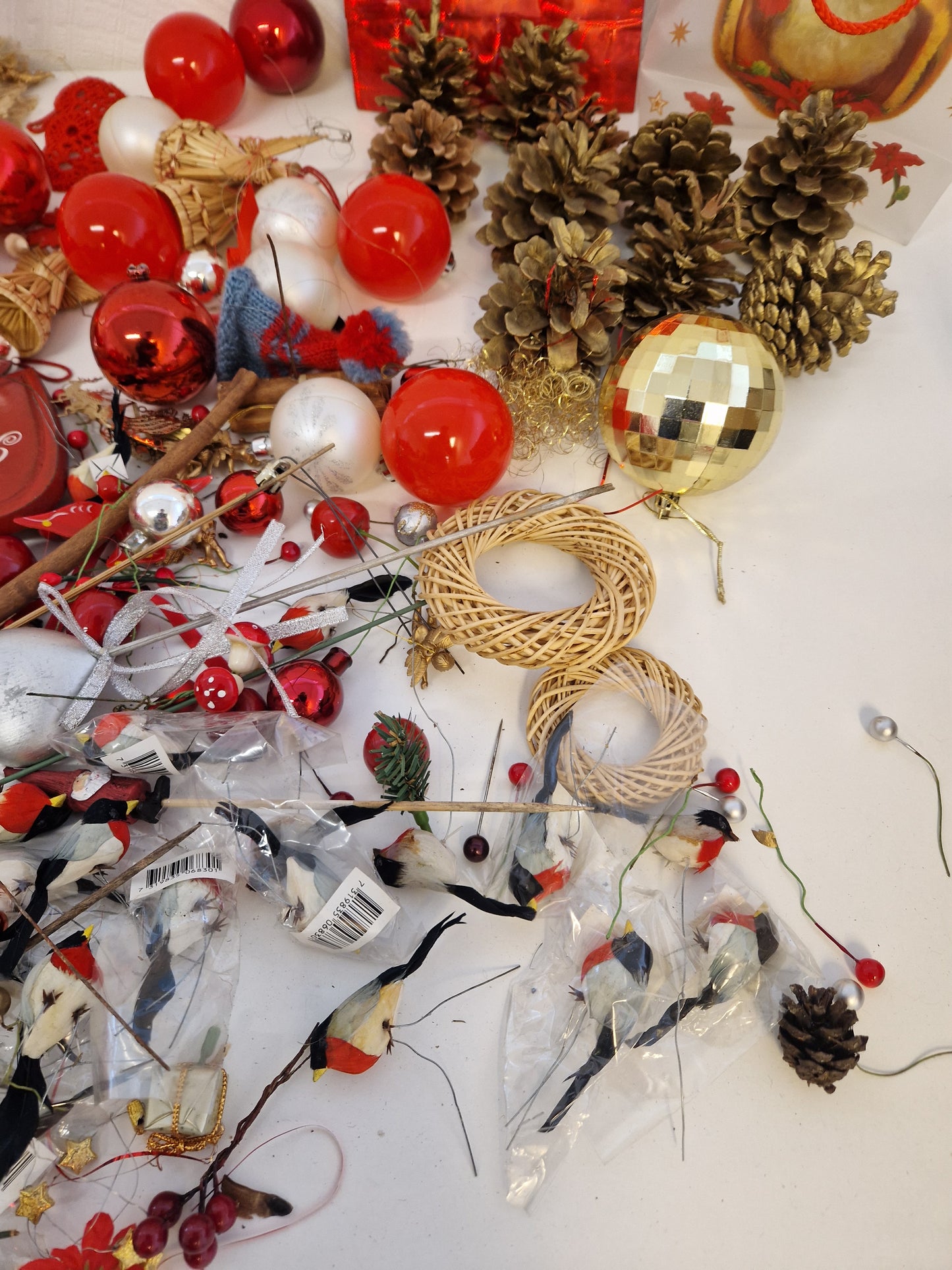 Julgranskulor och pynt