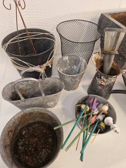 Diverse plåtkrukor