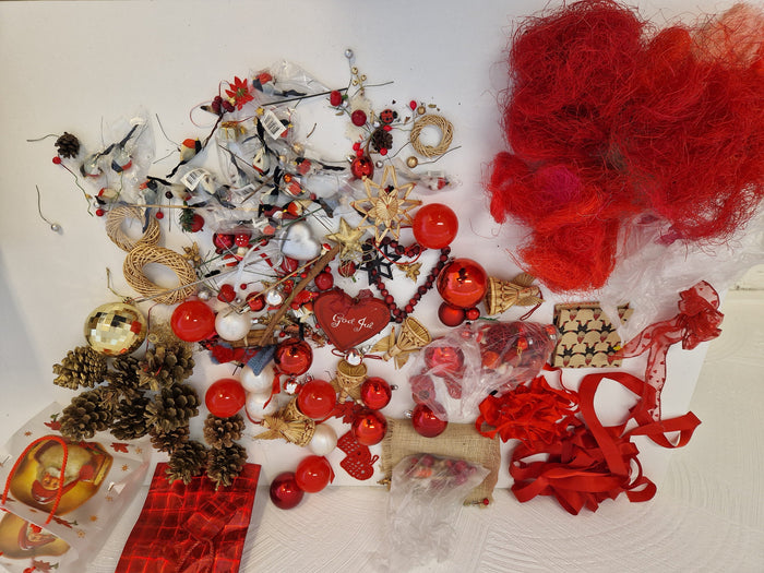 Julgranskulor och pynt