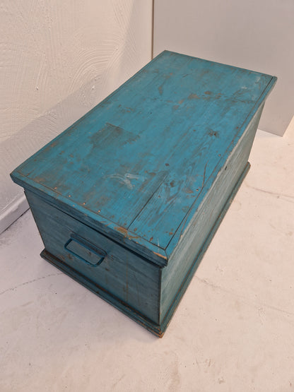 Kista med lås som saknar nyckel.