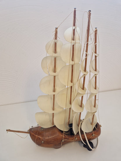 Fyrmastat segelfartyg i form av träsko