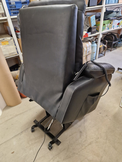 Elmanövrerad reclinerfåtölj i svart skinn