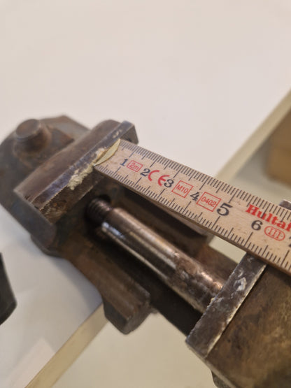 Litet skruvstycke för bordsmontage