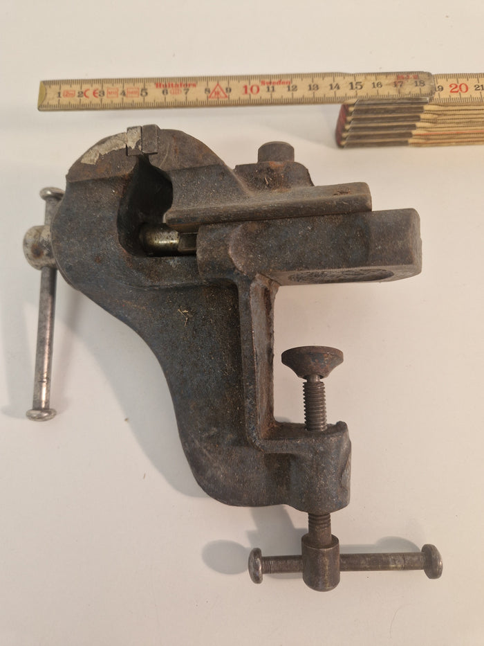 Litet skruvstycke för bordsmontage