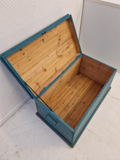 Kista med lås som saknar nyckel.