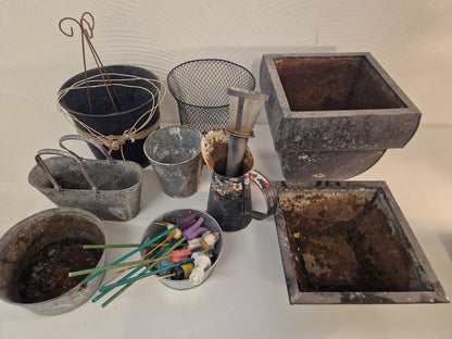 Diverse plåtkrukor