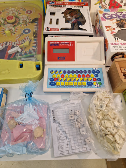 Diverse spel & mikroskop