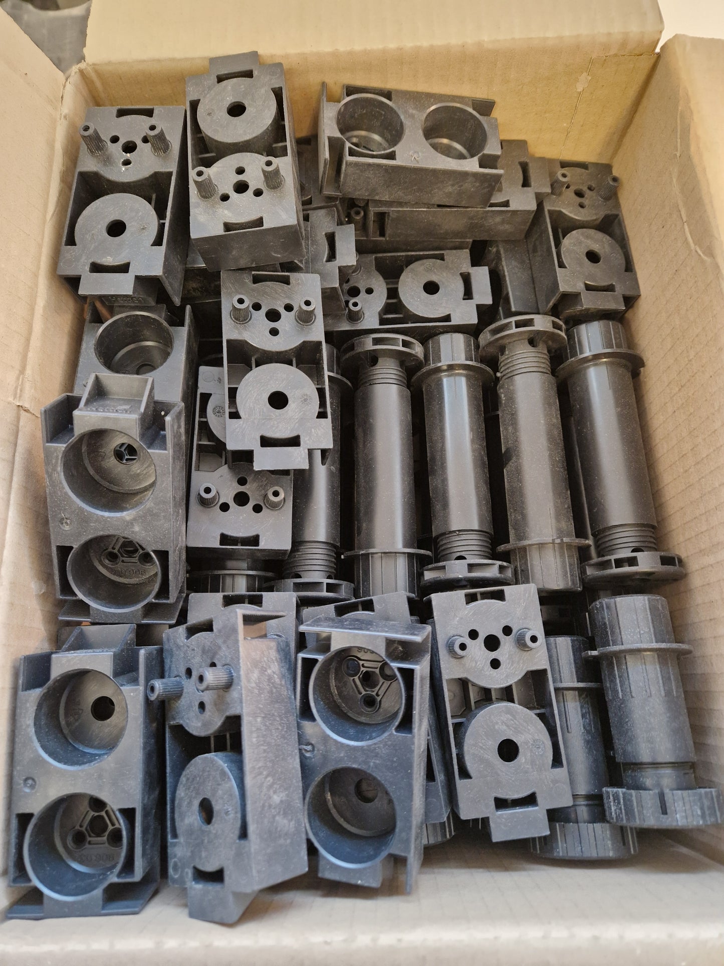 Plastben till inredning