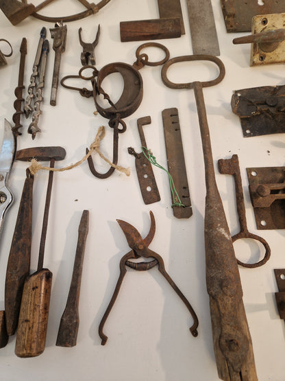 Allmogeverktyg och låskistor