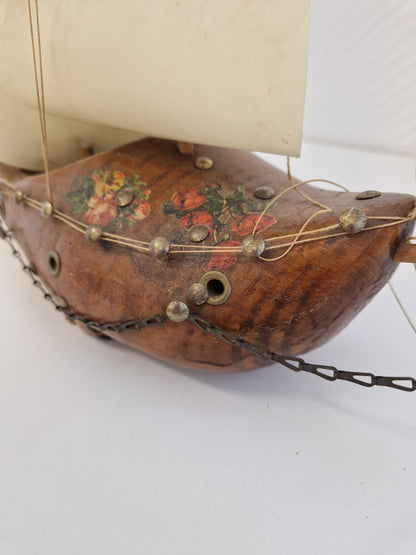 Fyrmastat segelfartyg i form av träsko