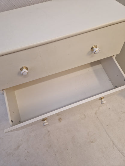 Byrå, vit med 3 lådor.