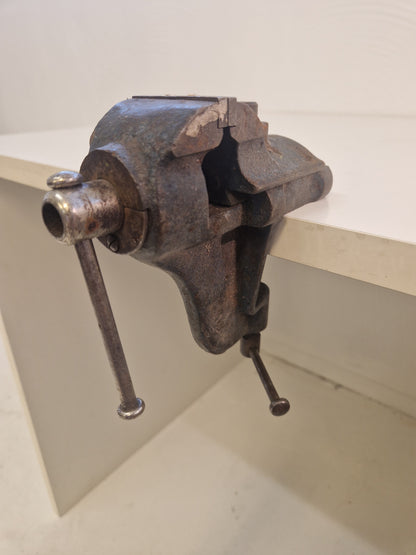 Litet skruvstycke för bordsmontage