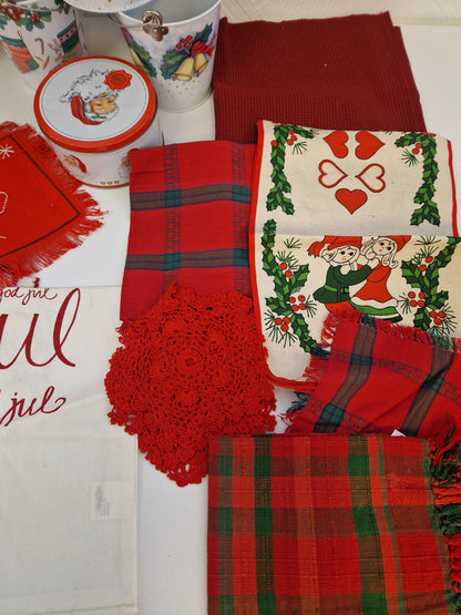 Hinkar, plåtburkar & dukar med jultema