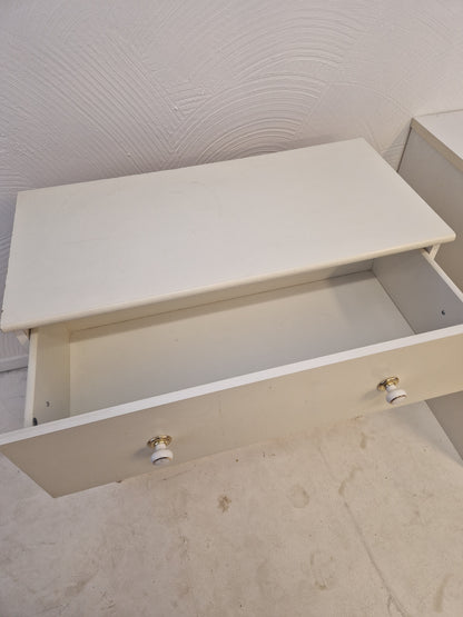 Byrå, vit med 3 lådor.