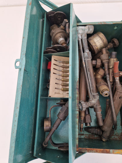 Äldre gassvetsutrustning i verktygslåda