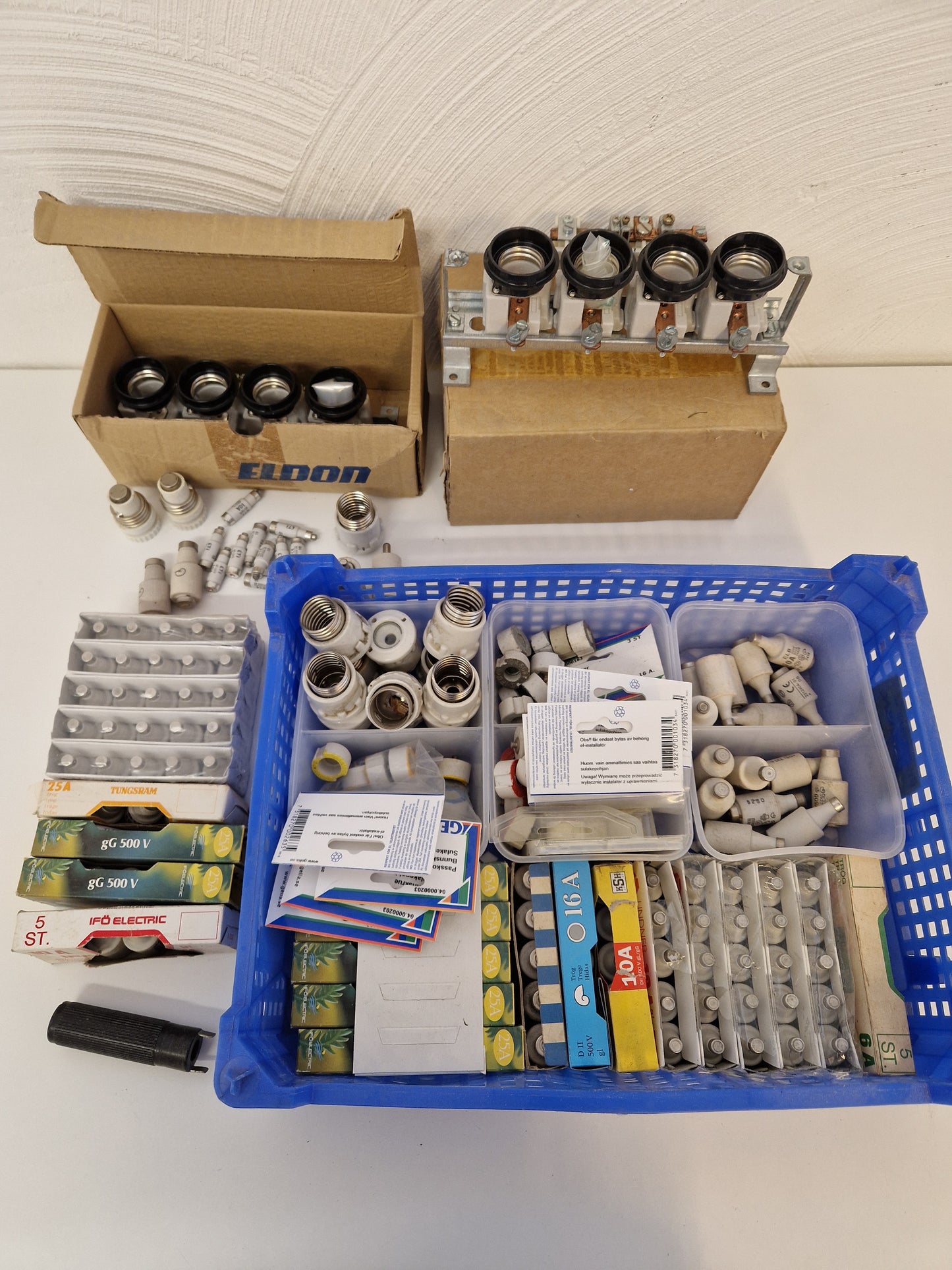 Porslinssäkringar, passkontakter mm