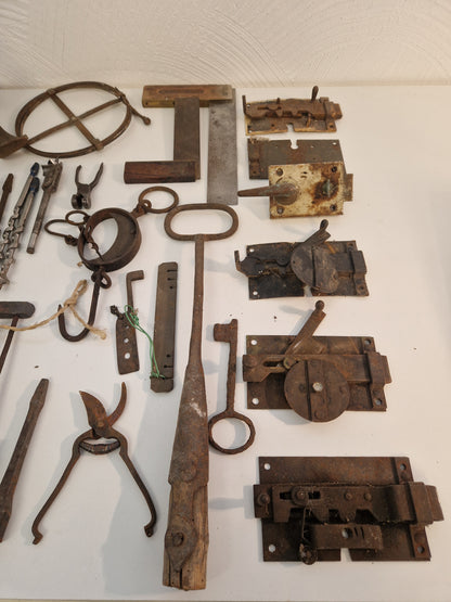 Allmogeverktyg och låskistor