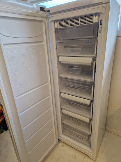 Nyare självavfrostande frysskåp.